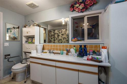 85 Ernest Avenue, Beaverdell, BC - Indoor Photo Showing Bathroom