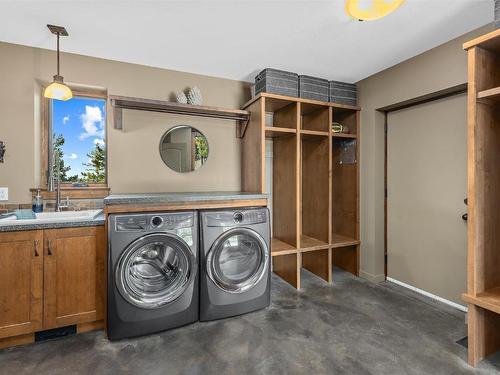 4505 Gaspardone Road, Kelowna, BC - Indoor Photo Showing Laundry Room
