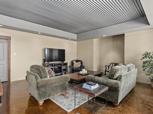 4505 Gaspardone Road, Kelowna, BC - Indoor Photo Showing Living Room