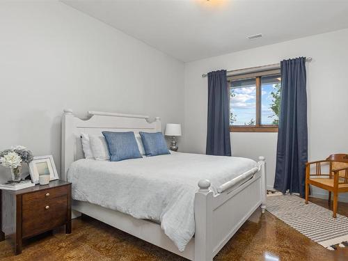 4505 Gaspardone Road, Kelowna, BC - Indoor Photo Showing Bedroom
