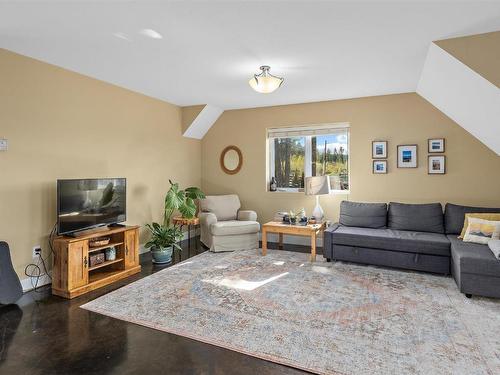 4505 Gaspardone Road, Kelowna, BC - Indoor Photo Showing Living Room