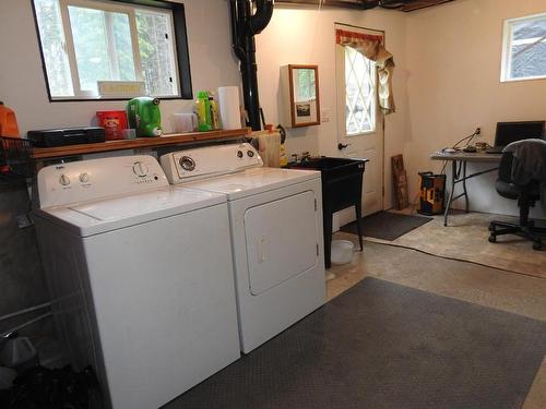225 Barnes Creek Road, Edgewood, BC - Indoor Photo Showing Laundry Room