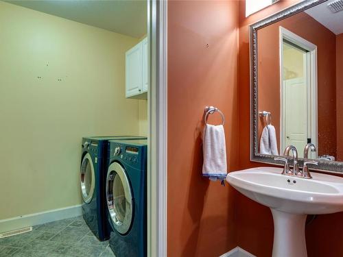 3839 Glen Canyon Drive, West Kelowna, BC - Indoor Photo Showing Laundry Room