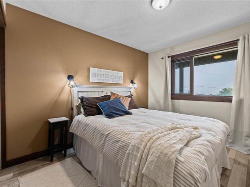 6332 Beaton Road, Kamloops, BC - Indoor Photo Showing Bedroom