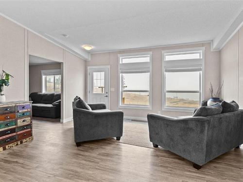 6332 Beaton Road, Kamloops, BC - Indoor Photo Showing Living Room