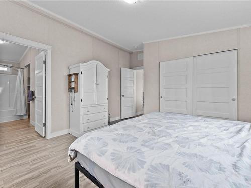6332 Beaton Road, Kamloops, BC - Indoor Photo Showing Bedroom