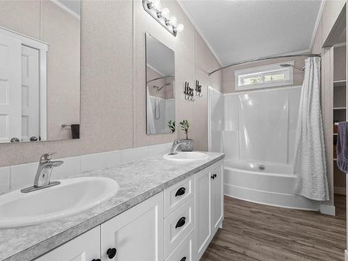 6332 Beaton Road, Kamloops, BC - Indoor Photo Showing Bathroom