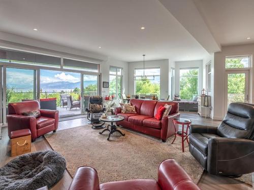 301-88 Lakeshore Drive, Penticton, BC - Indoor Photo Showing Living Room