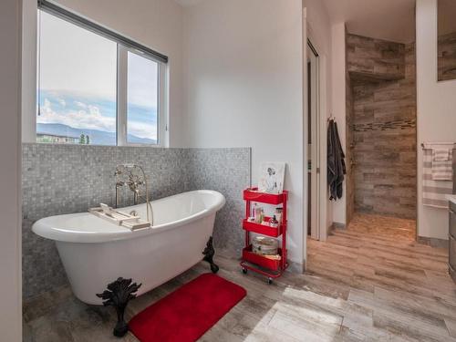 301-88 Lakeshore Drive, Penticton, BC - Indoor Photo Showing Bathroom