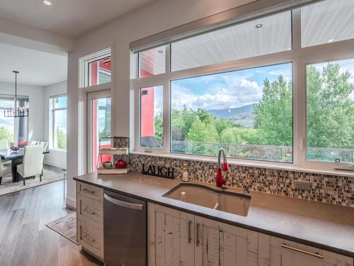 301-88 Lakeshore Drive, Penticton, BC - Indoor Photo Showing Kitchen