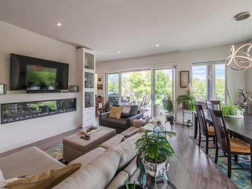 201-88 Lakeshore Drive, Penticton, BC - Indoor Photo Showing Living Room