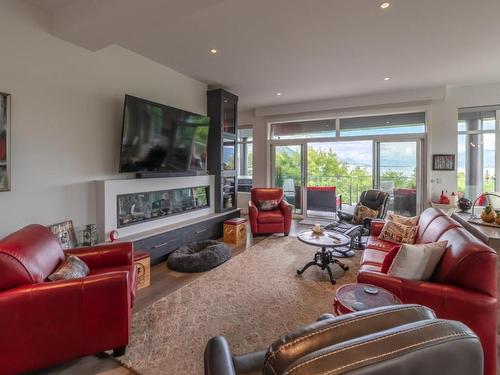 88 Lakeshore Drive, Penticton, BC - Indoor Photo Showing Living Room