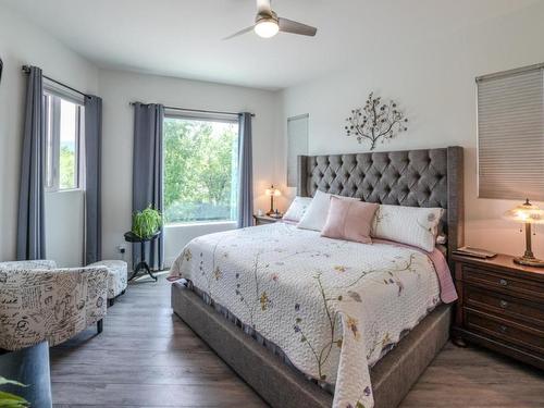 88 Lakeshore Drive, Penticton, BC - Indoor Photo Showing Bedroom