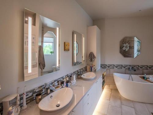 88 Lakeshore Drive, Penticton, BC - Indoor Photo Showing Bathroom