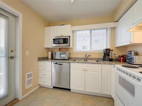 209-250 Dougall Road, Kelowna, BC - Indoor Photo Showing Kitchen With Double Sink