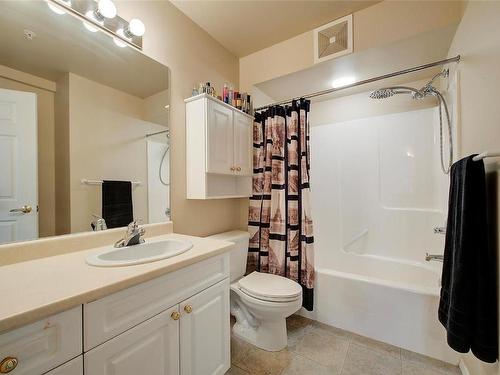 209-250 Dougall Road, Kelowna, BC - Indoor Photo Showing Bathroom