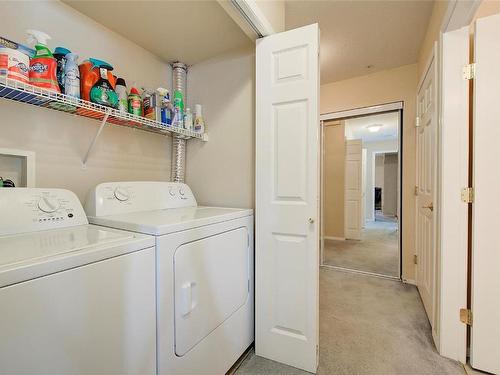 209-250 Dougall Road, Kelowna, BC - Indoor Photo Showing Laundry Room