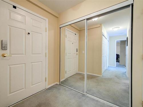 209-250 Dougall Road, Kelowna, BC - Indoor Photo Showing Other Room