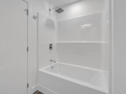 502C-3642 Mission Springs Drive, Kelowna, BC - Indoor Photo Showing Bathroom