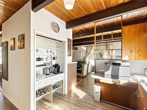 283 Dogwood St, Parksville, BC - Indoor Photo Showing Kitchen