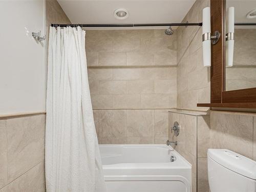 105-1400 Lynburne Pl, Langford, BC - Indoor Photo Showing Bathroom