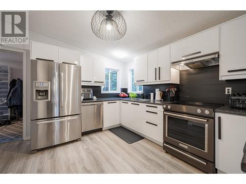 338 Howards Road, Vernon, BC - Indoor Photo Showing Kitchen