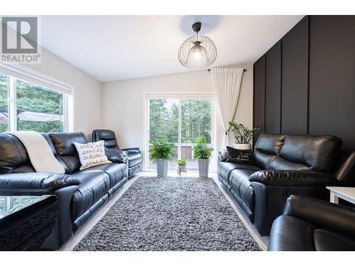 338 Howards Road, Vernon, BC - Indoor Photo Showing Living Room