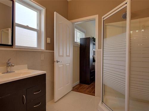 371 Lakewood Road, Vernon, BC - Indoor Photo Showing Bathroom
