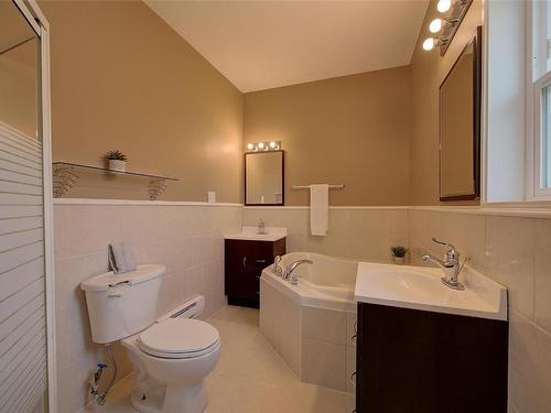 371 Lakewood Road, Vernon, BC - Indoor Photo Showing Bathroom
