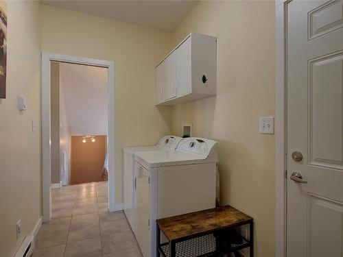371 Lakewood Road, Vernon, BC - Indoor Photo Showing Laundry Room