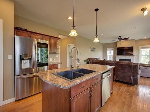 371 Lakewood Road, Vernon, BC - Indoor Photo Showing Kitchen With Double Sink