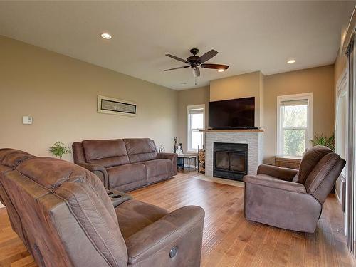 371 Lakewood Road, Vernon, BC - Indoor Photo Showing Living Room With Fireplace