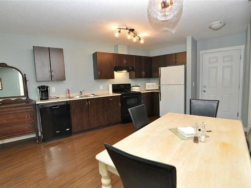 311-1479 Glenmore Road, Kelowna, BC - Indoor Photo Showing Kitchen With Double Sink
