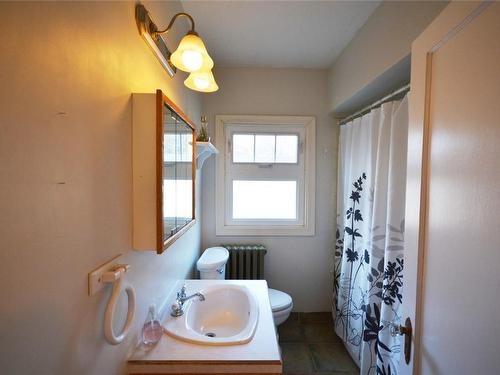 416 Tennis Street, Penticton, BC - Indoor Photo Showing Bathroom