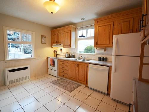 416 Tennis Street, Penticton, BC - Indoor Photo Showing Kitchen With Double Sink