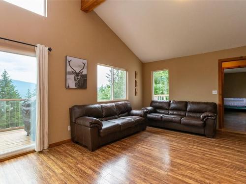 2857 Vickers Trail, Anglemont, BC - Indoor Photo Showing Living Room