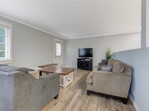 315 Ziprick Road, Kelowna, BC - Indoor Photo Showing Living Room
