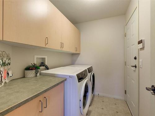 102-1188 Houghton Road, Kelowna, BC - Indoor Photo Showing Laundry Room
