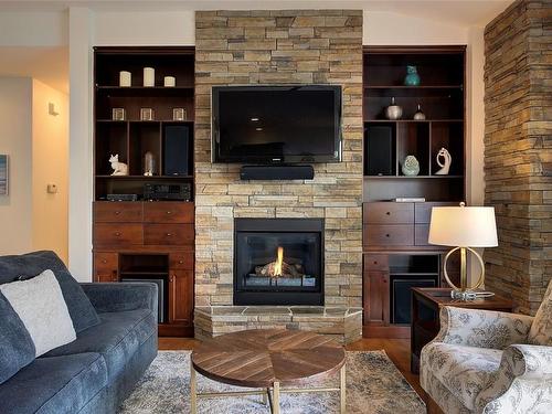 2567 Selkirk Drive, Kelowna, BC - Indoor Photo Showing Living Room With Fireplace