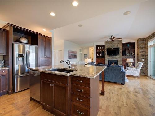 2567 Selkirk Drive, Kelowna, BC - Indoor Photo Showing Kitchen With Double Sink