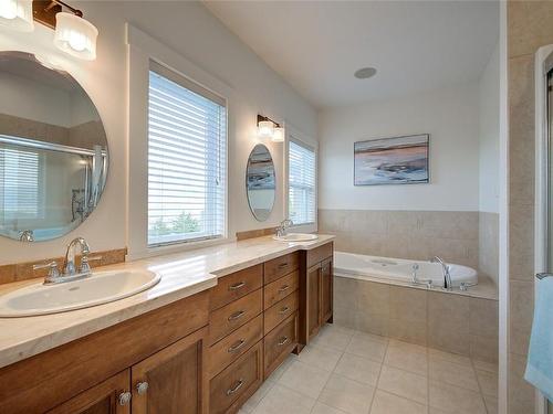 2567 Selkirk Drive, Kelowna, BC - Indoor Photo Showing Bathroom