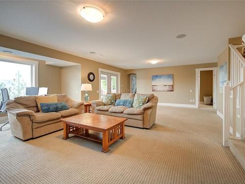 2567 Selkirk Drive, Kelowna, BC - Indoor Photo Showing Living Room