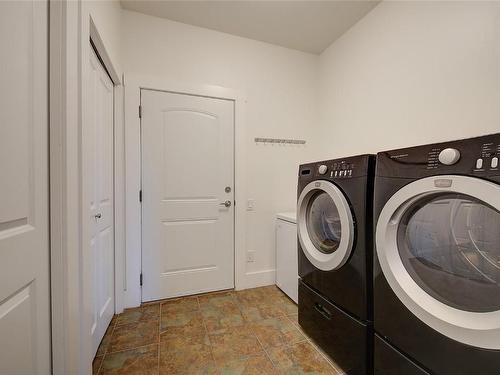 2567 Selkirk Drive, Kelowna, BC - Indoor Photo Showing Laundry Room