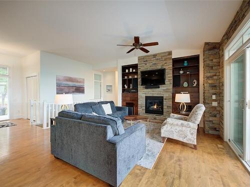 2567 Selkirk Drive, Kelowna, BC - Indoor Photo Showing Living Room With Fireplace