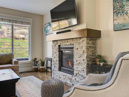1769 Tower Ranch Drive, Kelowna, BC - Indoor Photo Showing Living Room With Fireplace