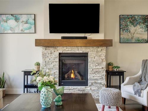 1769 Tower Ranch Drive, Kelowna, BC - Indoor Photo Showing Living Room With Fireplace