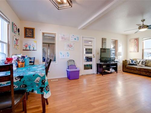 549 Van Horne Street, Penticton, BC - Indoor Photo Showing Living Room