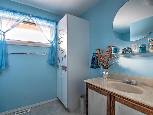 538 North Fork Road, Cherryville, BC - Indoor Photo Showing Bathroom