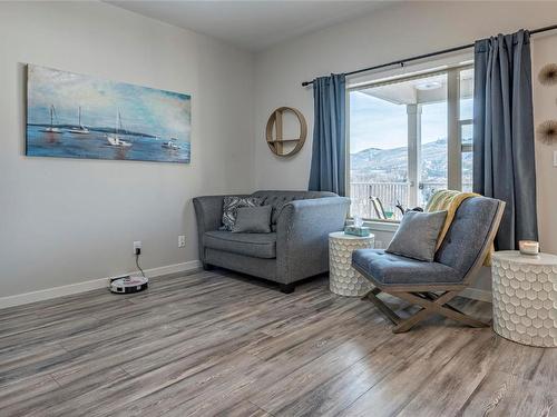 33-4600 Okanagan Avenue, Vernon, BC - Indoor Photo Showing Living Room