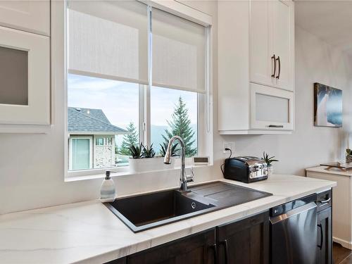 2510 Highlands Drive, Blind Bay, BC - Indoor Photo Showing Kitchen